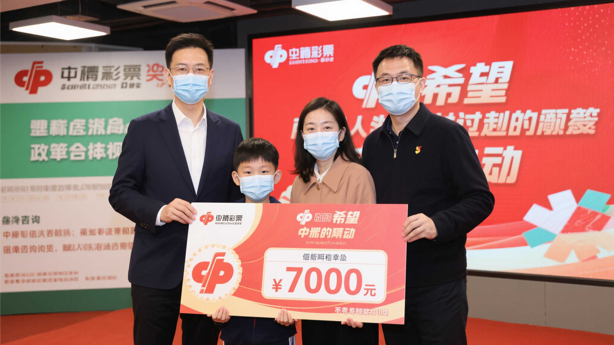 值得一提的是，在决定领奖前，他们特意咨询